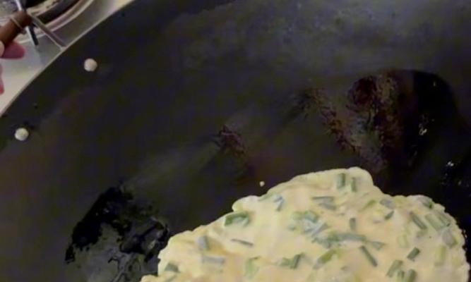 用粑蒿酱做鸡蛋饼(做法简单,口感绝佳)