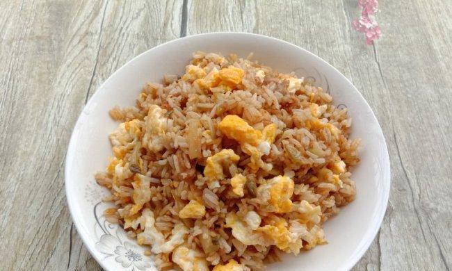 学会榨菜肉丝炒饭的做法，让你秒变厨神（用这个简单步骤，快速做出美味的榨菜肉丝炒饭）