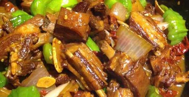 如何制作香酥羊排（一道美味兼营养的佳肴）