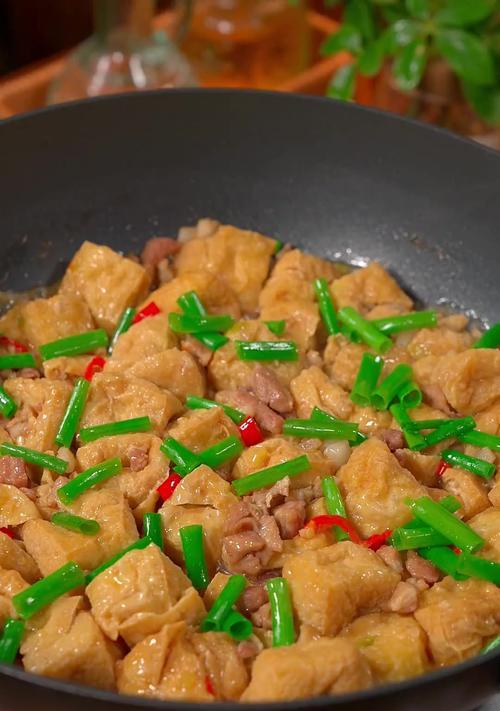 用油渣制作的美味佳肴，口感鲜美，营养丰富