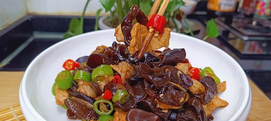 猪肉炒木耳美食制作全解